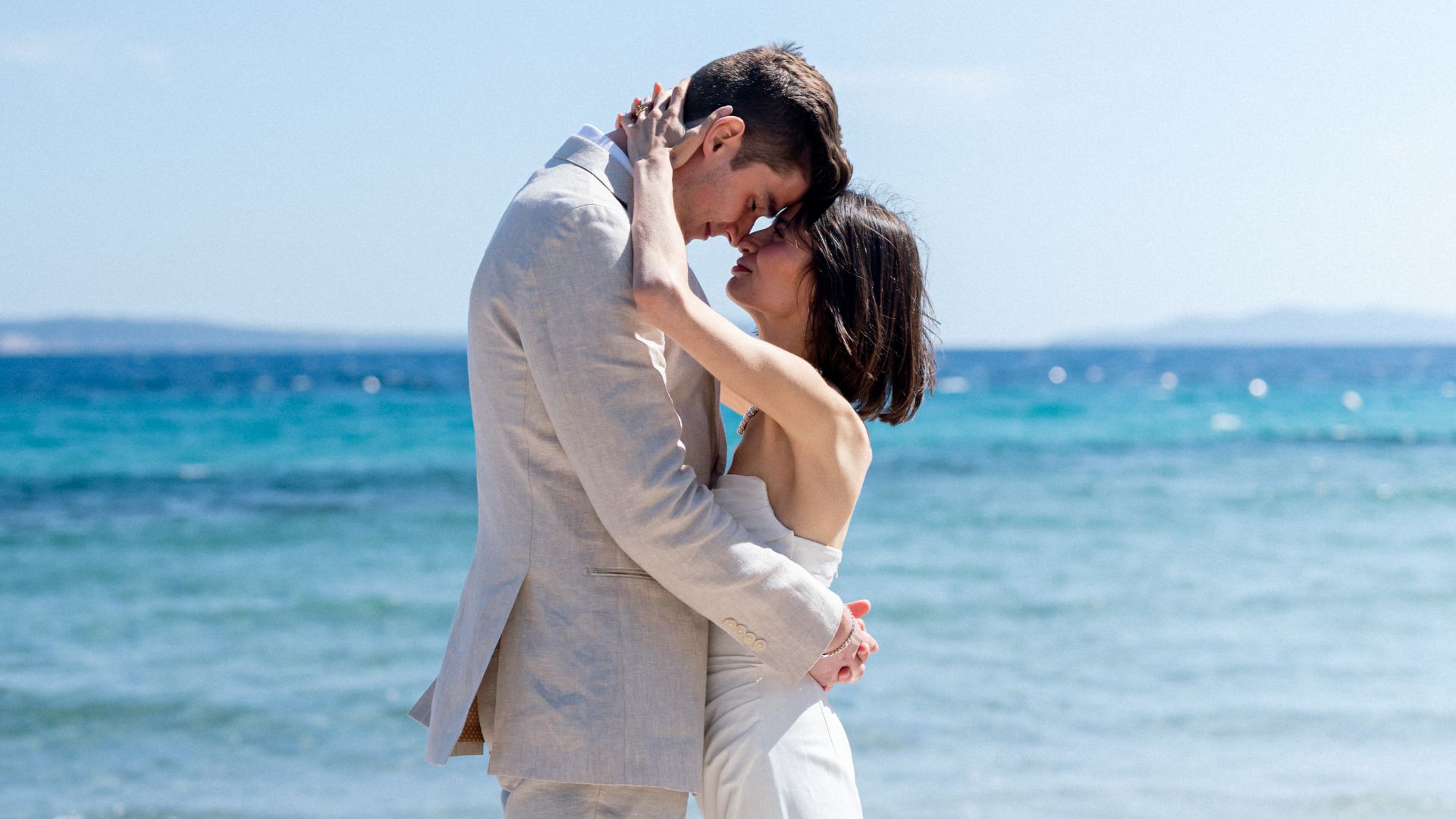 Intimate wedding in Le Rayol Canadel : from Canada to provence, they got married in a private villa and were photographed by Sylvia Calmet, French destination wedding photographer in Provence