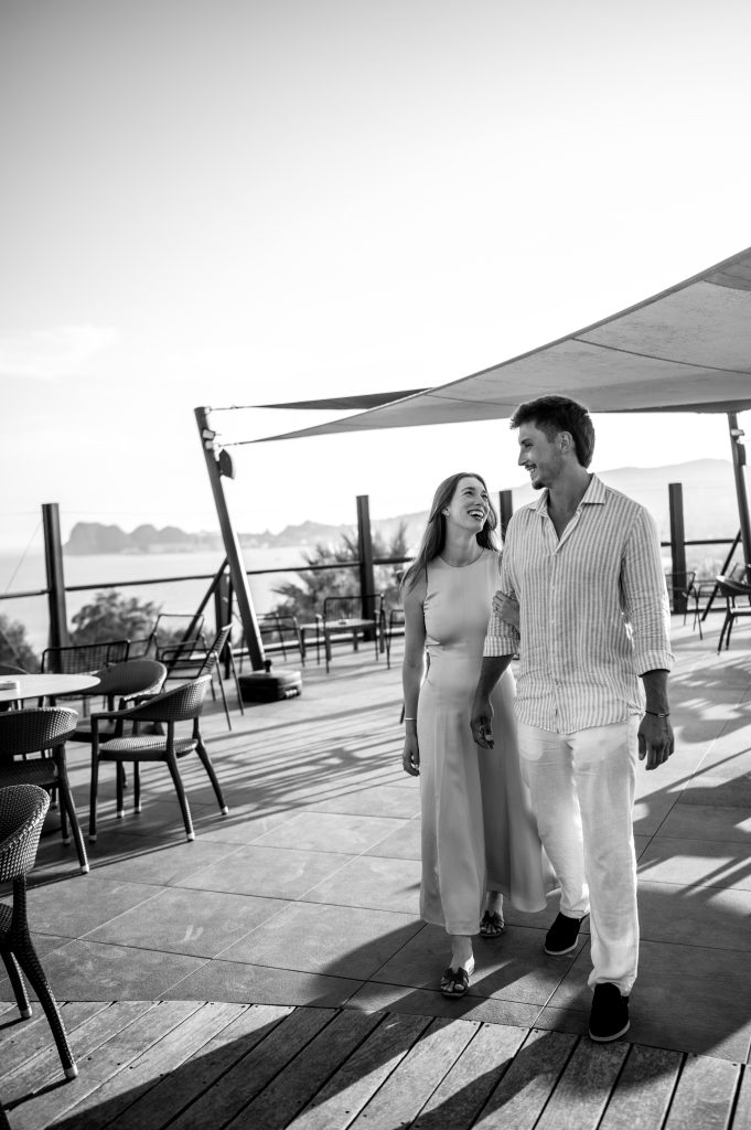 Couple during their proprosal in provence, black and white pitcure by sylvia calmet destination wedding photographer in the south of france