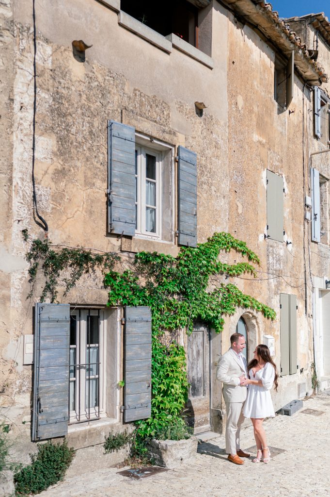 engagement session of this american couple in gordes by sylvia calmet, destination wedding photographer in provence